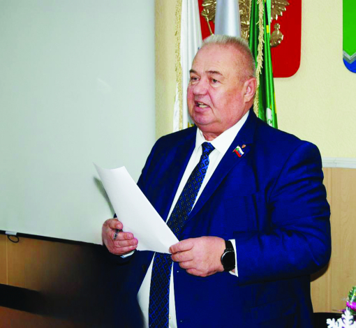 Председатель Думы АГО Владимир Арсенов на одном из заседаний парламента делится опытом и мудростью с молодыми коллегами. 